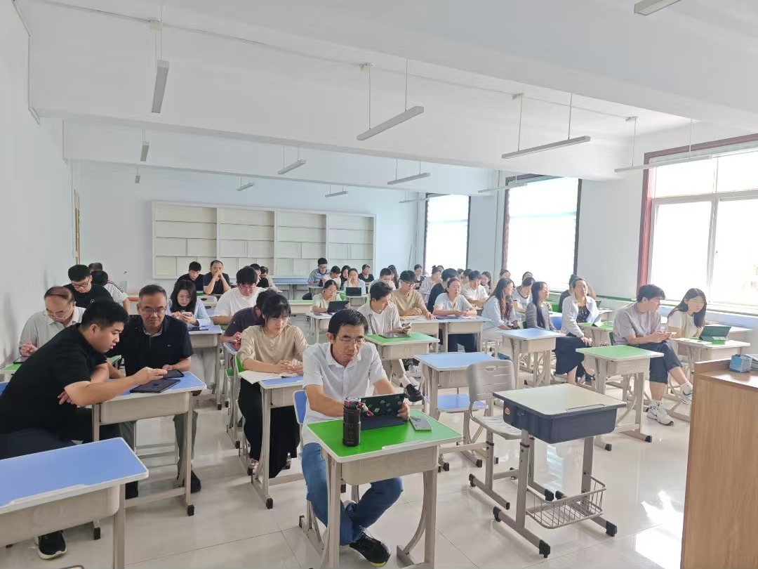 山东德州锦荣高级中学现场培训,教师和项目人员共同使用平台